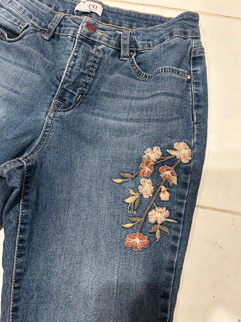 Women's Blue beautiful Embroidered Floral Jeans. Size 6P. Lots of stretch. - Picture 5 of 9
